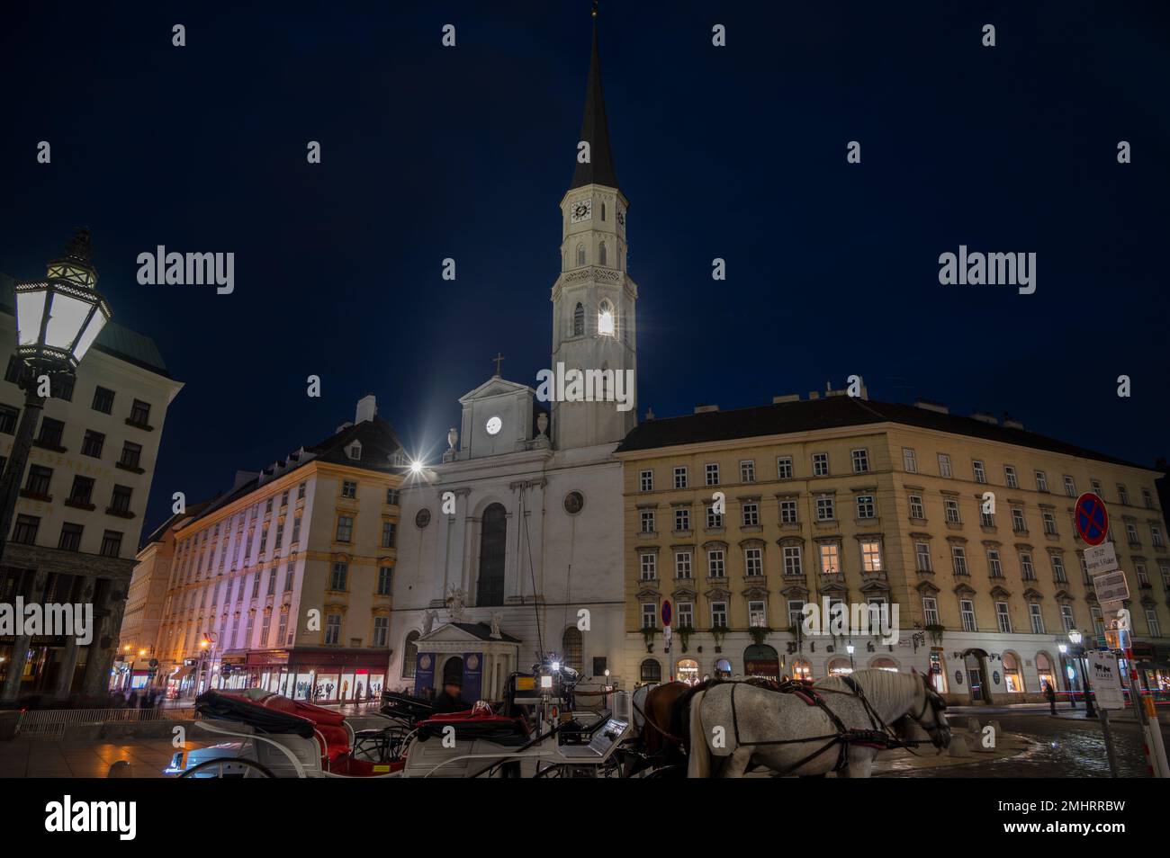 18th octobre 2022, Vienne, Autriche. Vue de nuit de l'église Saint Michel sur la place centrale principale de Vienne, Autriche. Banque D'Images