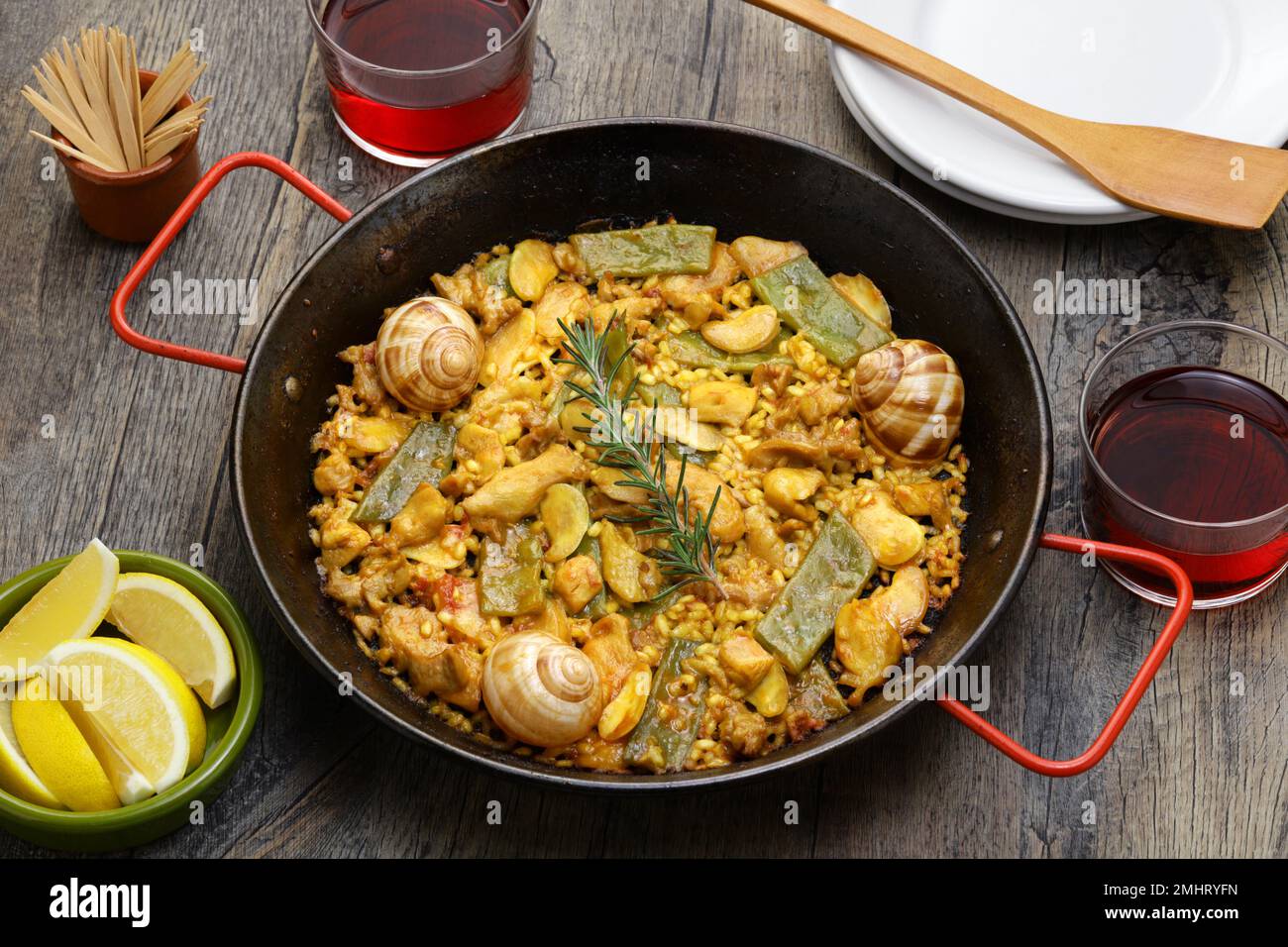 Paella Valenciana (plat traditionnel espagnol de riz); lapin, poulet, haricots garrofon, escargots, Haricots verts marocains, safran et riz à la bomba. Banque D'Images