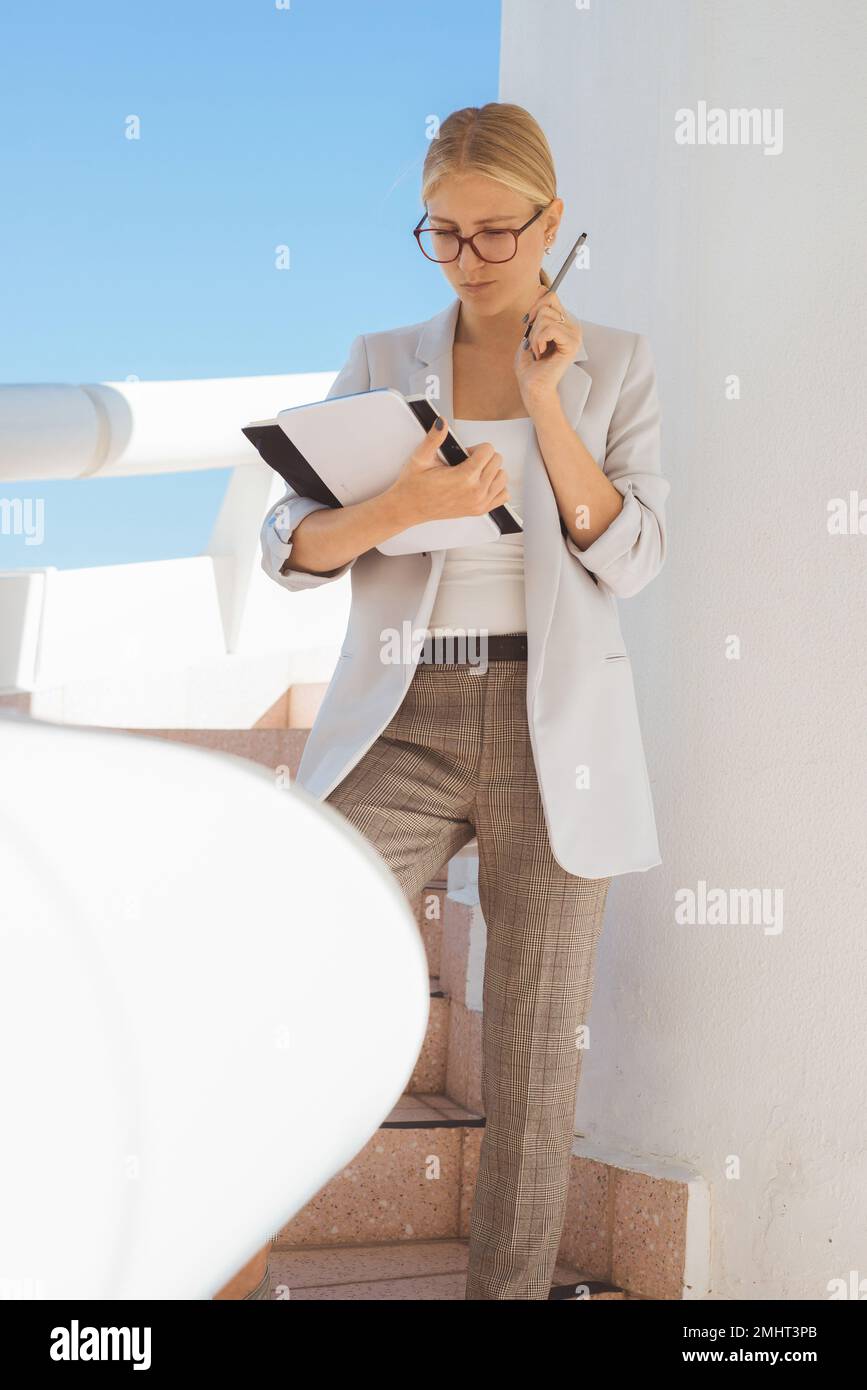 Jeune femme d'affaires blonde pensant à de nouvelles idées de projet. Banque D'Images