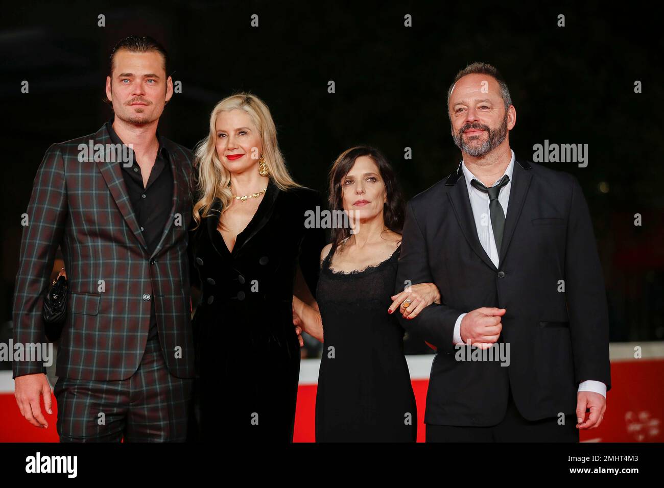 From left, actors Christopher Backus, Mira Sorvino, director Melora Walters, and actor Gill Bellows arrive on the red carpet for the screening of 'Drowning' at the Rome Film Fest in Rome, Sunday, Oct. 20, 2019. (AP Photo/Domenico Stinellis) Banque D'Images