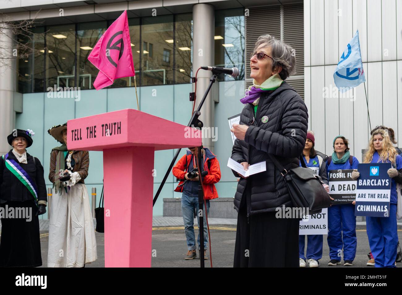 Londres, Angleterre, Royaume-Uni 27 janvier 2023 les femmes vêtues comme des suffragettes marchent de la Banque d'Angleterre à la cour de la Couronne de Southwark en solidarité avec les 7 femmes reconnues coupables de dommages criminels pour avoir frappé les fenêtres de Barclays Bank en avril 2021. Gail Bradbrook, Helen Pankhurst et l'actrice Juliet Lewis Credit: Denise Laura Baker/Alamy Live News se sont joints aux manifestants Banque D'Images