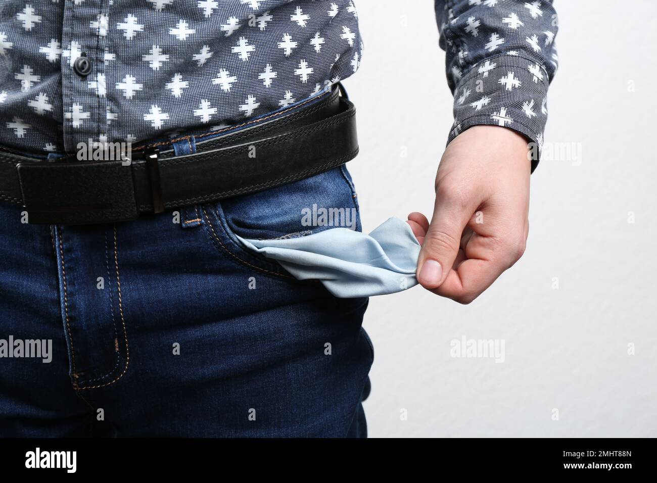 Homme montrant une poche vide sur fond clair, gros plan Banque D'Images