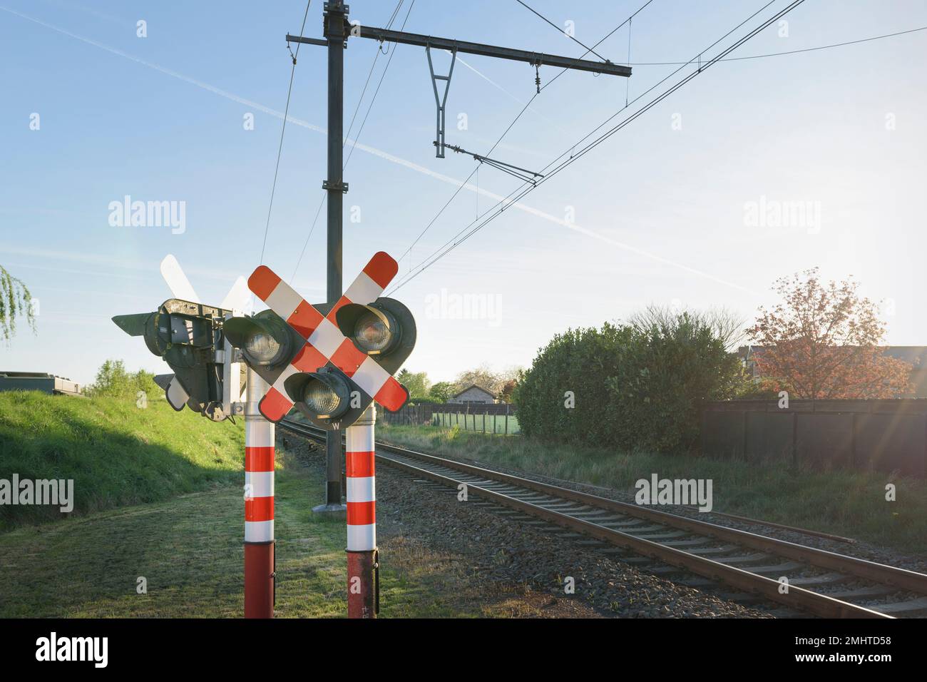 Feu de circulation ferroviaire. Passage à niveau. Panneau d'avertissement sur la proximité d'un passage à niveau. Banque D'Images