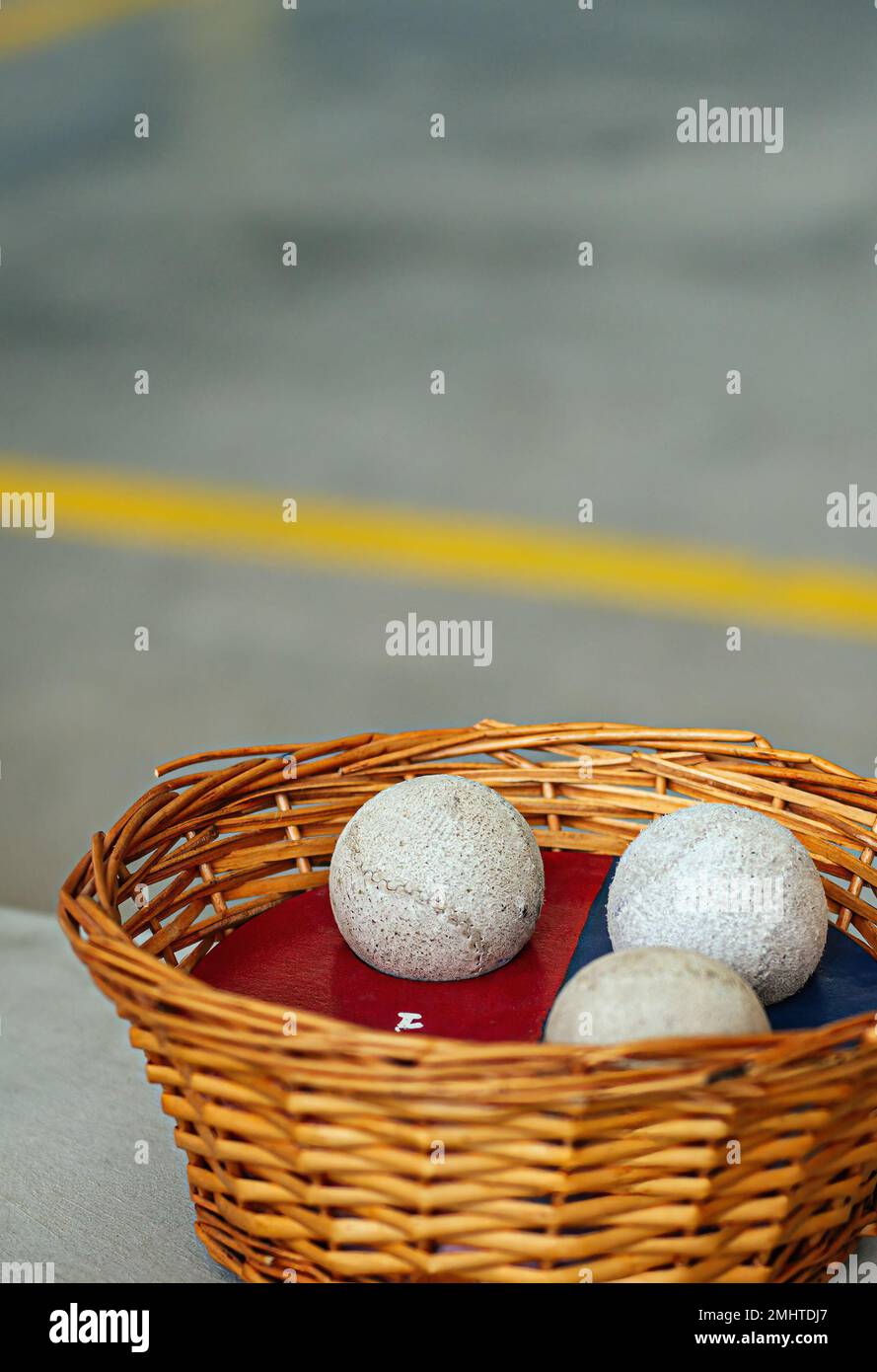 détail de quelques balles de fronton à l'intérieur d'un panier en osier. pelote  basque. format vertical. sport concept en pays basque. espagne Photo Stock  - Alamy