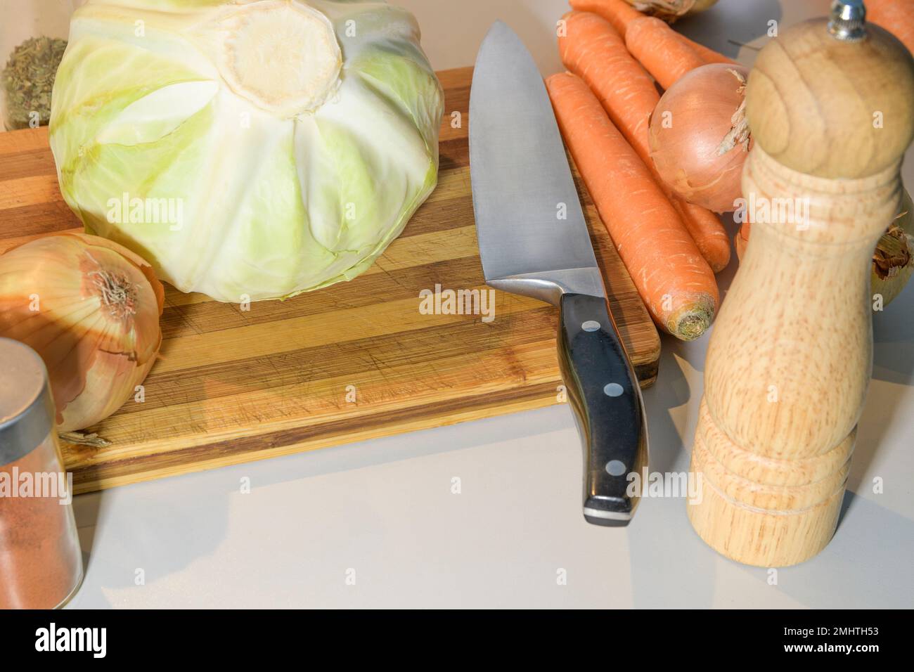 Légumes - chou, carottes, oignons pour couper sur une planche à découper. Afficher avant de commencer Banque D'Images