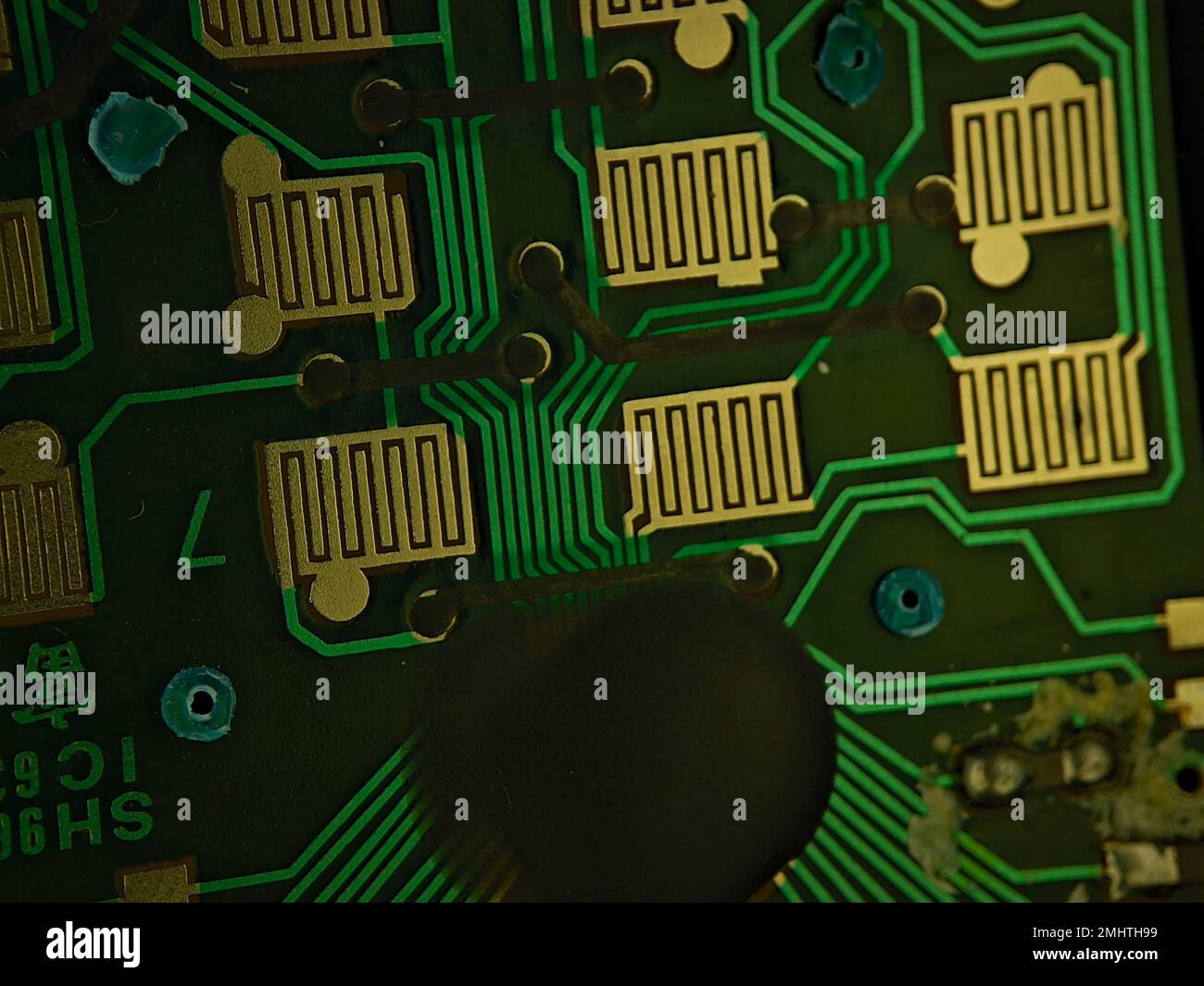 Gros plan sur les composants de la carte de circuit imprimé verte. Banque D'Images