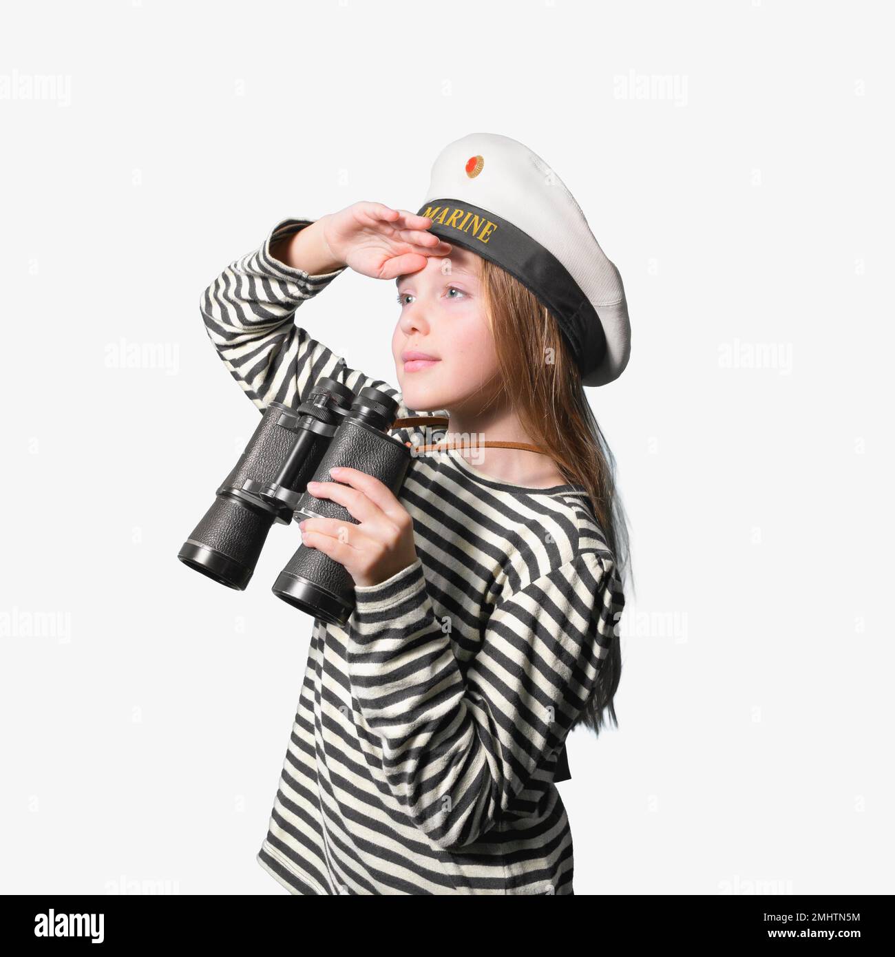 Portrait d'une fille de marin sur un fond blanc adolescente dans une combinaison de marin avec un binoculaire regardant dans la distance. Banque D'Images