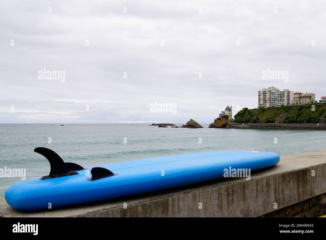 Surf bleu face au front de mer de l'océan Atlantique à biarritz france Banque D'Images