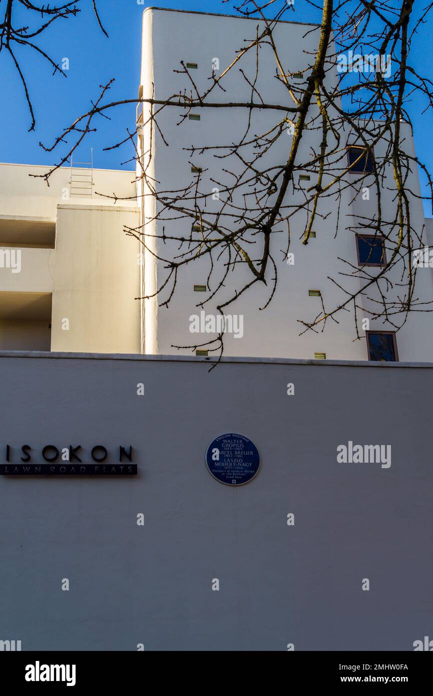 Plaque bleue avec les noms des résidents Walter Gropius Marcel Breuer et Laszlo Moholy-Nagy sur le bâtiment Isokon par Wells Coates 1934 Belsize Park Londres Banque D'Images