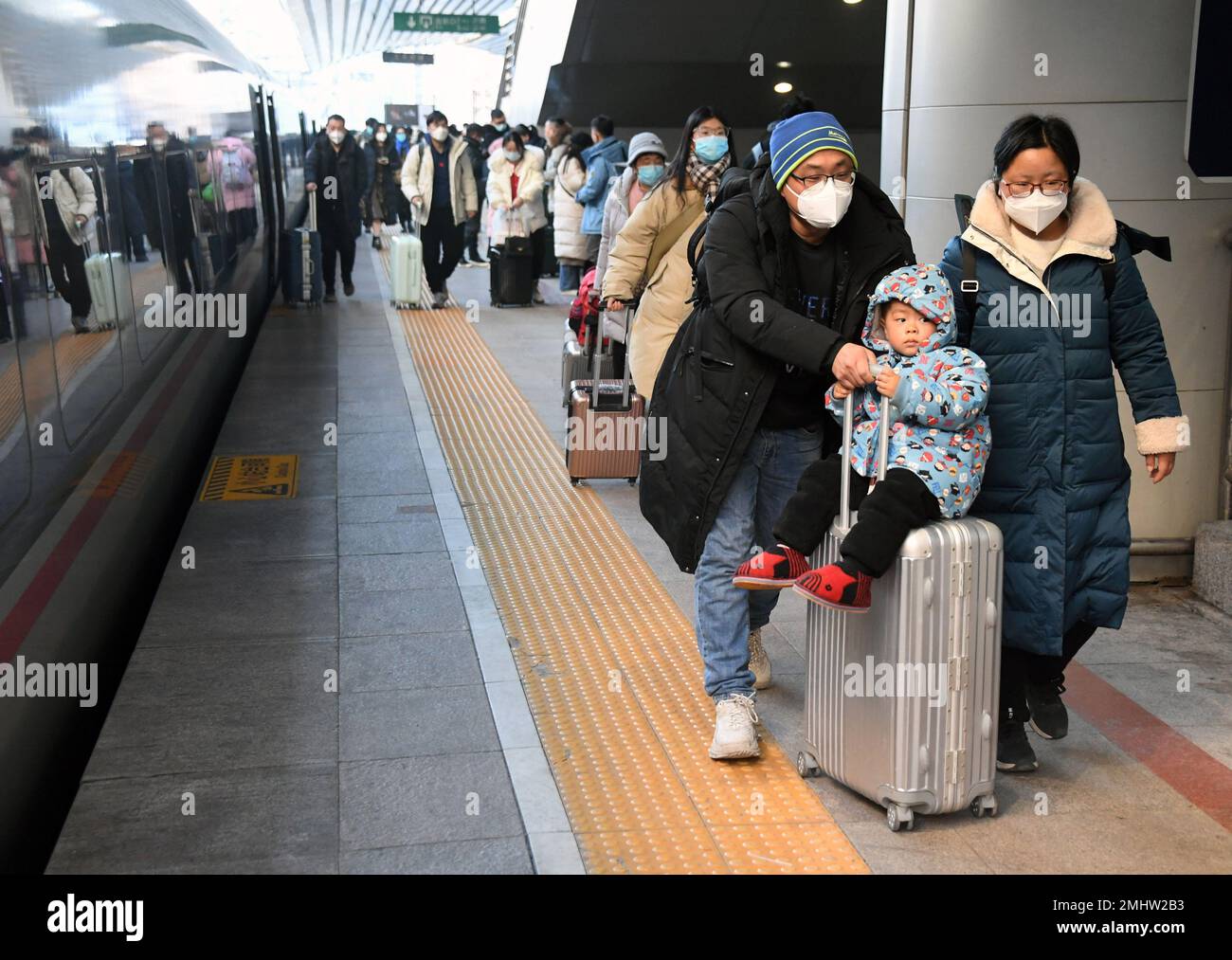 Pékin, Chine. 27th janvier 2023. Les passagers marchent sur une plate-forme de la gare de Beijing West à Beijing, capitale de la Chine, le 27 janvier 2023. Les gares ferroviaires, les autoroutes et les aéroports de toute la Chine se préparent à un nouveau pic de voyage, alors qu'un nombre croissant de voyageurs se rendent sur la route et retournent au travail après une semaine de vacances au Festival du printemps qui se termine vendredi. Crédit: REN Chao/Xinhua/Alay Live News Banque D'Images