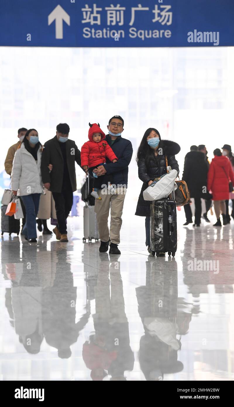 Chongqing. 27th janvier 2023. Les passagers entrent à pied dans la gare de Shapingba, dans le sud-ouest de la Chine, Chongqing, le 27 janvier 2023. Les gares ferroviaires, les autoroutes et les aéroports de toute la Chine se préparent à un nouveau pic de voyage, alors qu'un nombre croissant de voyageurs se rendent sur la route et retournent au travail après une semaine de vacances au Festival du printemps qui se termine vendredi. Crédit : Wang Quanchao/Xinhua/Alay Live News Banque D'Images