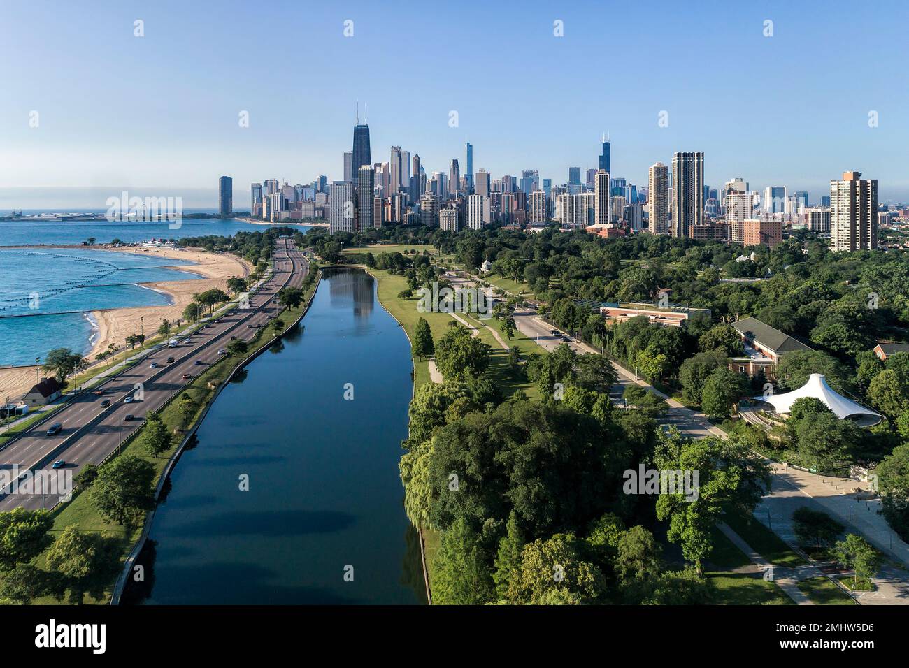 Vue aérienne de l'étang sud du zoo de Lincoln Park en direction du sud vers le centre-ville de Chicago pendant une matinée d'été claire. Banque D'Images