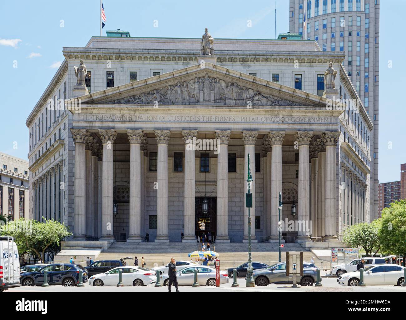 Un portique classique à colonnes corinthiennes fait face à la Cour suprême de l'État de New York au 60 Center Street, en face de Foley Square de New York. Banque D'Images
