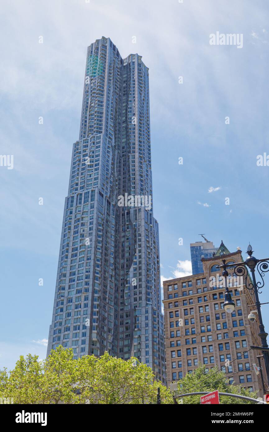 8 le mur-rideau en acier ondulé de Spruce Street est conçu pour ressembler à un véritable rideau ; le gratte-ciel de l'appartement surplombe l'ancien « Newspaper Row » de New York. Banque D'Images