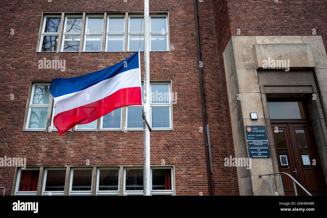 27 janvier 2023, Schleswig-Holstein, Neumünster : un drapeau du Schleswig-Holstein vole en Berne devant l'école Walther Lehmuhl. Les victimes d'une attaque au couteau sur un train à Brokstedt sont allées à cette école. Deux jeunes ont été tués et cinq blessés lors de l'attaque au couteau d'un train régional de Kiel à Hambourg le 25 janvier 2023. Photo: Daniel Bockwoldt/dpa Banque D'Images