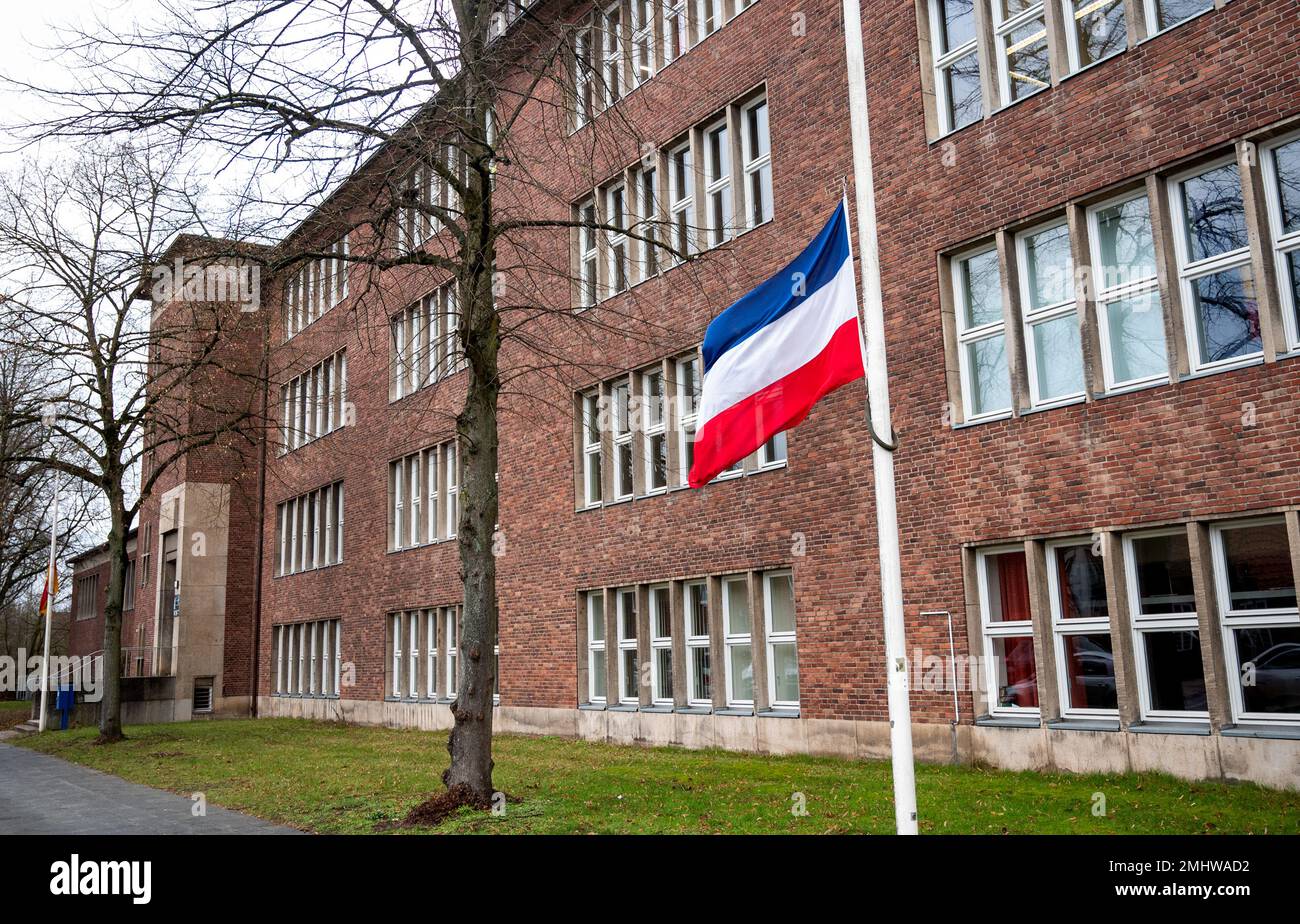 27 janvier 2023, Schleswig-Holstein, Neumünster : un drapeau du Schleswig-Holstein vole en Berne devant l'école Walther Lehmuhl. Les victimes d'une attaque au couteau sur un train à Brokstedt sont allées à cette école. Deux jeunes ont été tués et cinq blessés lors de l'attaque au couteau d'un train régional de Kiel à Hambourg le 25 janvier 2023. Photo: Daniel Bockwoldt/dpa Banque D'Images