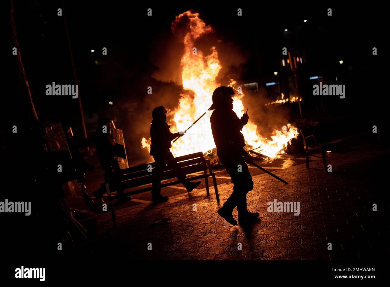 Riot police take position during clashes with Catalan pro independence protesters in Barcelona, Spain, Tuesday, Oct. 15, 2019. Spain's Supreme Court on Monday convicted 12 former Catalan politicians and activists for their roles in a secession bid in 2017, a ruling that immediately inflamed independence supporters in the wealthy northeastern region. (AP Photo/Bernat Armangue) Banque D'Images
