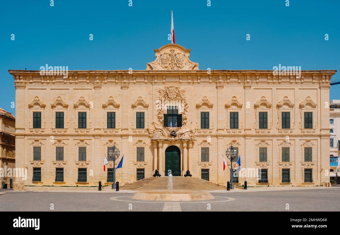 Vue sur la façade de l'Auberge de Castille, Berga ta Kastilja en maltais, à la Valette, à Malte, le jour d'été Banque D'Images