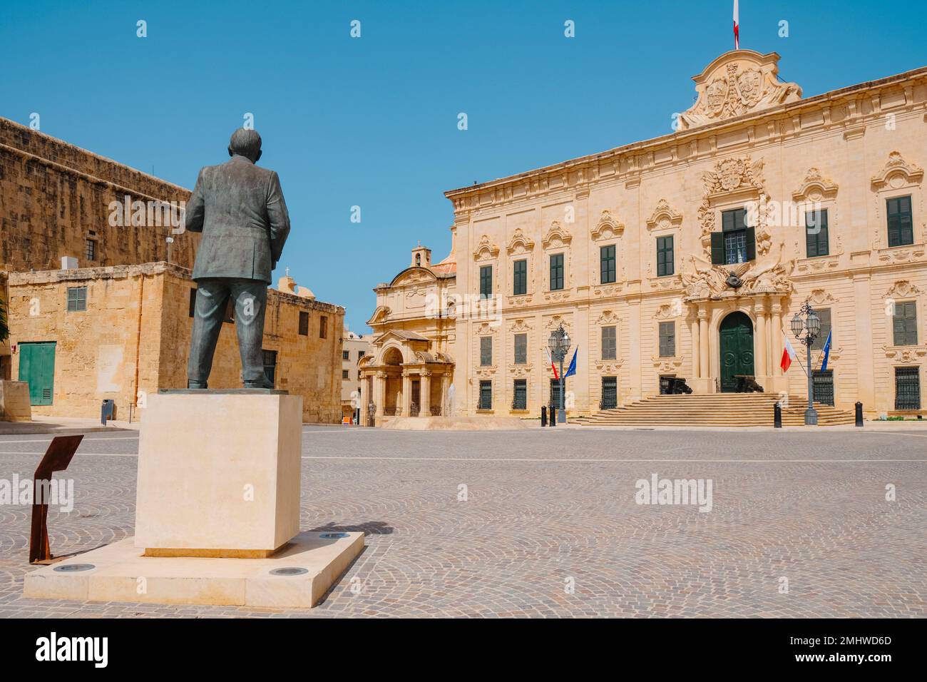 Une vue sur Pjazza Kastilja, ou la place Castille à la Valette, Malte, avec l'Auberge de Castille, sur la droite Banque D'Images