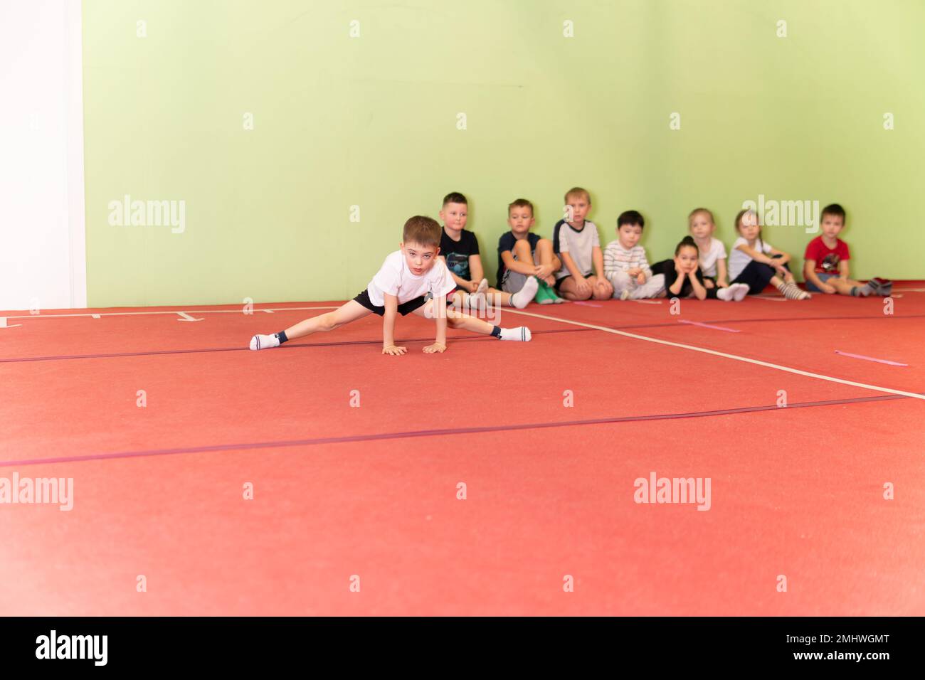 MOSCOU, RUSSIE-DEC 18, 2022: Style de vie sport actif fitness enfant exercice garçon enfant fond formation enfance pose plancher Banque D'Images