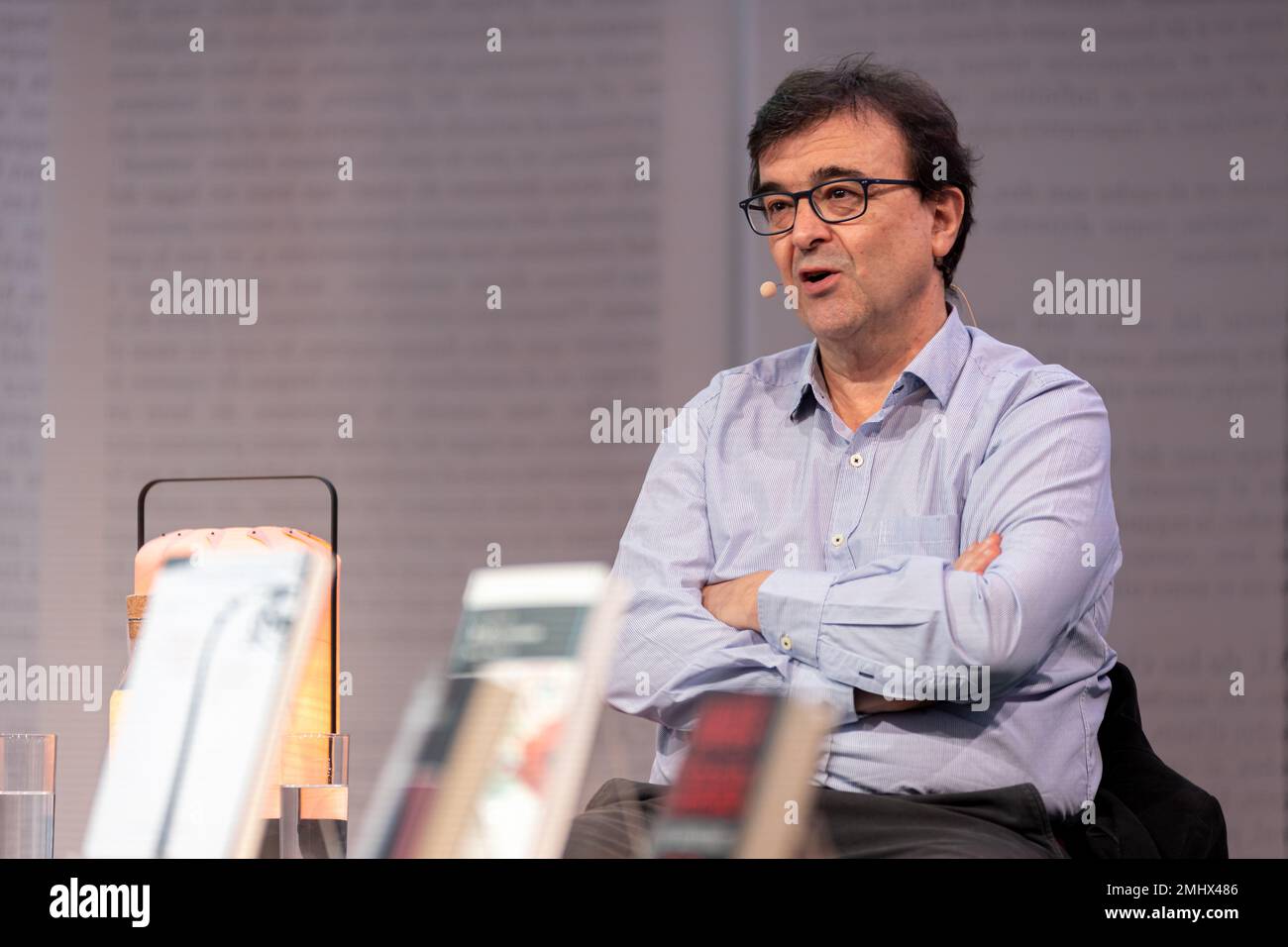 Francfort, Allemagne. 19th octobre 2022. Foire du livre de Francfort, Frankfurter Buchmesse 2022: L'écrivain espagnol Javier Cercas parle du thème "le passé comme fiction" à l'invité espagnol d'honneur pavillon. Crédit: Christian Lademann / LademannMedia Banque D'Images