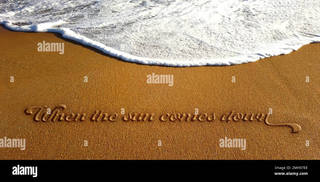 Lorsque le soleil se couche, affiche en relief sur la plage de sable avec une vague océanique blanche. photo Banque D'Images