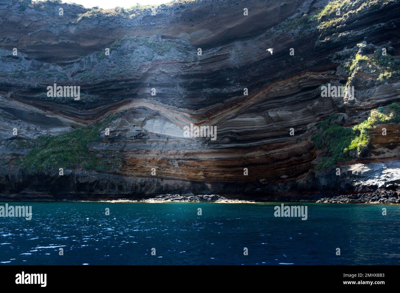 Petite plage sous les rochers de l'île Ventotene. Banque D'Images