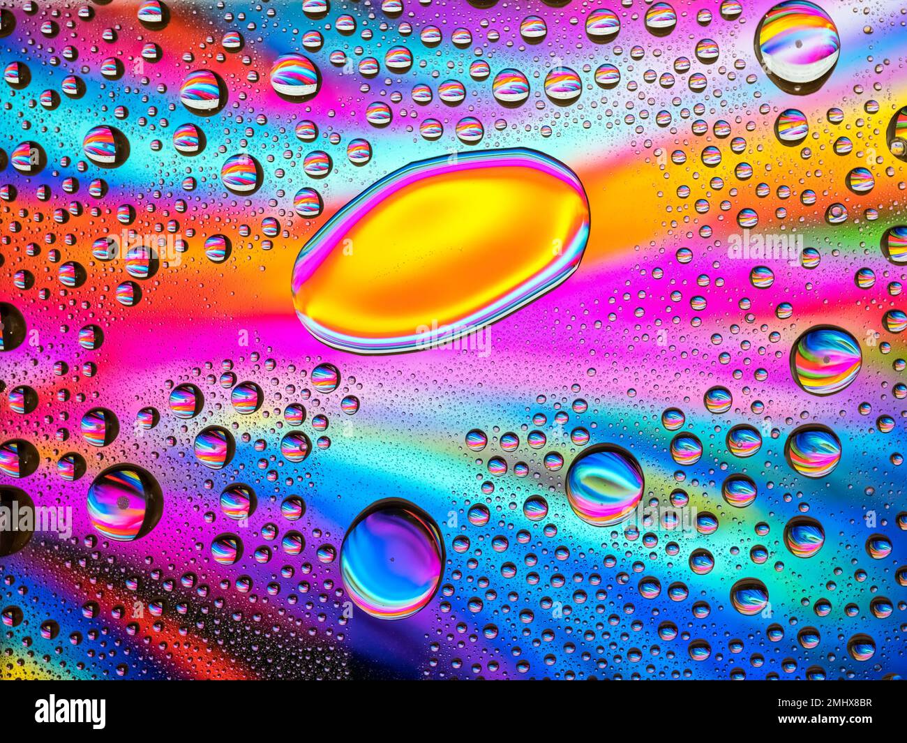 De l'eau coule sur un fond abstrait coloré Banque D'Images