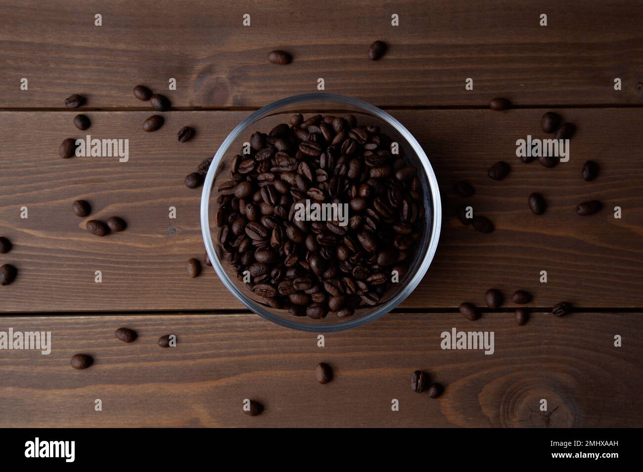 grains de café rôtis dans un bol en verre sur la table Banque D'Images