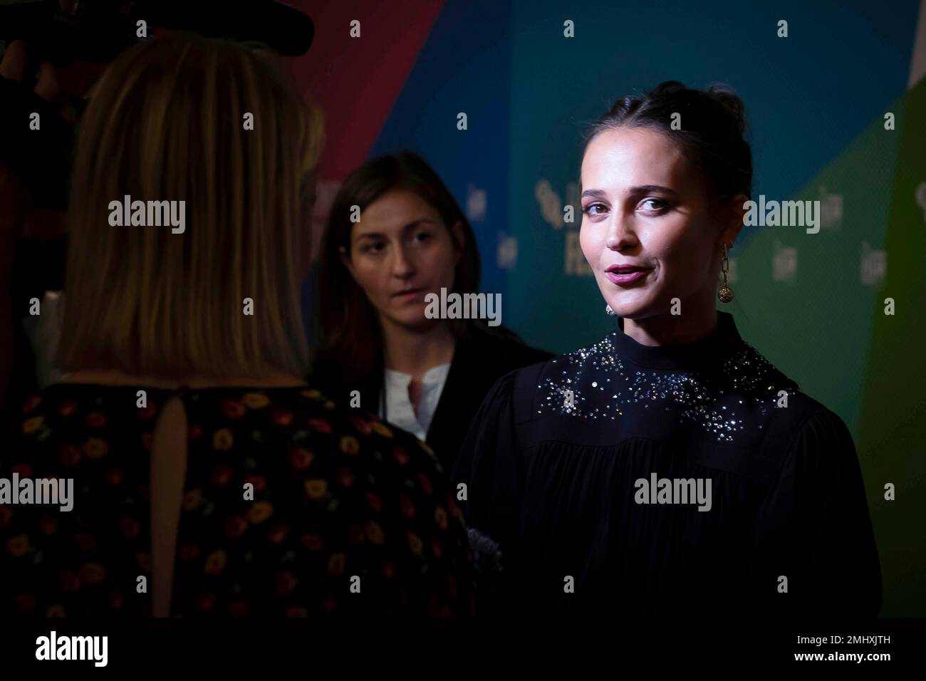 Actress Alicia Vikander talks to journalists, on arrival at the Premiere of the film 'Earthquake Bird' which is screened as part of the London Film Festival in central London on Thursday, Oct. 10, 2019. (Photo by Grant Pollard/Invision/AP) Banque D'Images