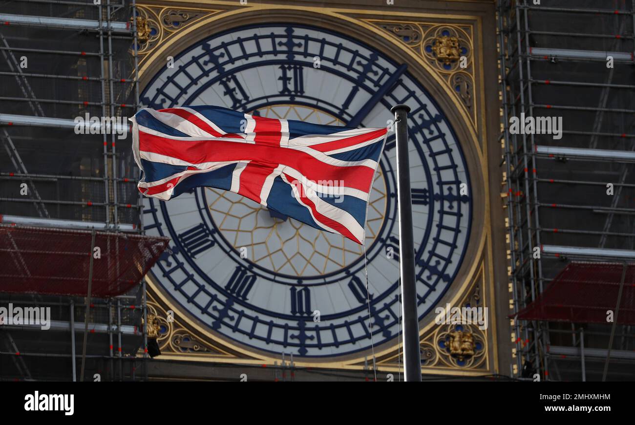 The Union flag of Great Britain and Northern Ireland flies in front of the clock face of the Queen Elizabeth Tower, that holds the bell known as 'Big Ben", part of the Houses of Parliament in London, Thursday, Oct. 10, 2019. Britain's Prime Minister Boris Johnson is to meet the Irish Prime Minister Leo Varadkar later Thursday for talks on Brexit. The Houses of parliament are undergoing restoration works. (AP Photo/Alastair Grant) Banque D'Images