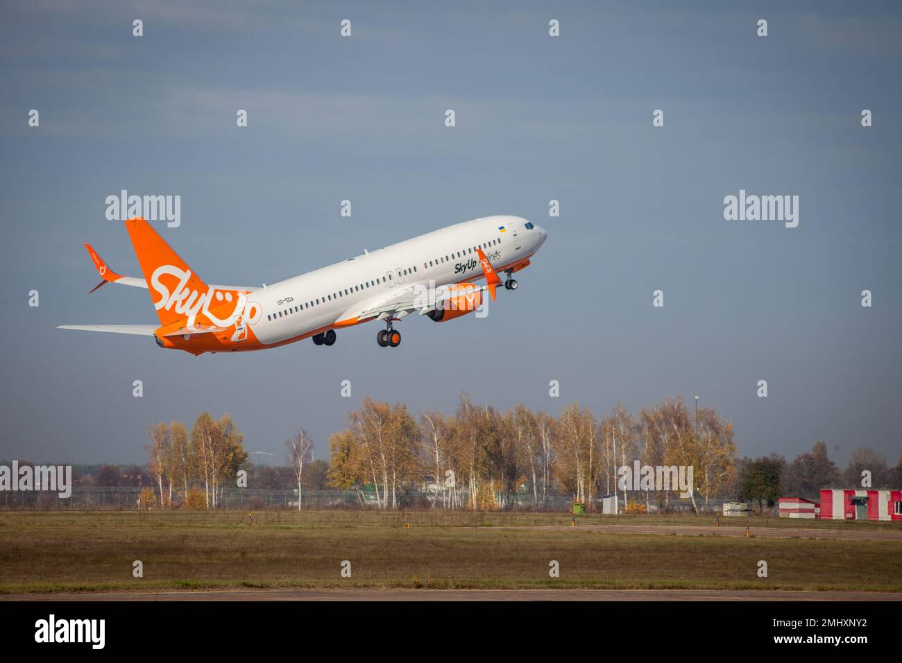 Kiev, Ukraine - 14 novembre 2019: L'avion orange vole dans le ciel. L'avion passagers SkyUP Ukrainian Airlines part à l'aéroport de Boryspil. UR-SQA SkyUp Airlines Boeing 737-800 Banque D'Images