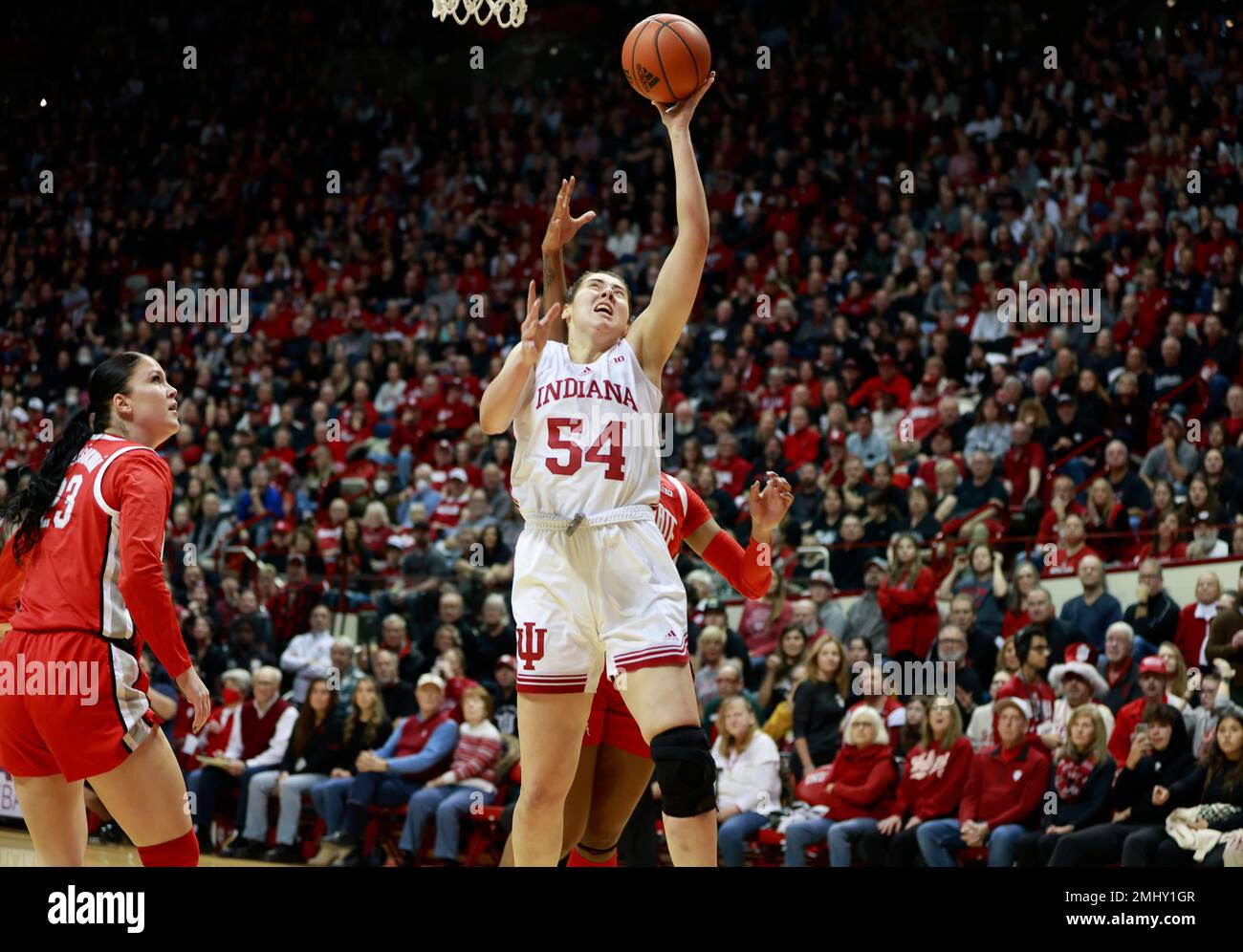 Bloomington, États-Unis. 26th janvier 2023. Indiana Hoosiers avance Mackenzie Holmes (54) joue contre l'État de l'Ohio lors d'un match de basket-ball féminin NCAA au Simon Skjodt Assembly Hall. L'Indiana a battu l'État de l'Ohio de 78 à 65. Crédit : SOPA Images Limited/Alamy Live News Banque D'Images