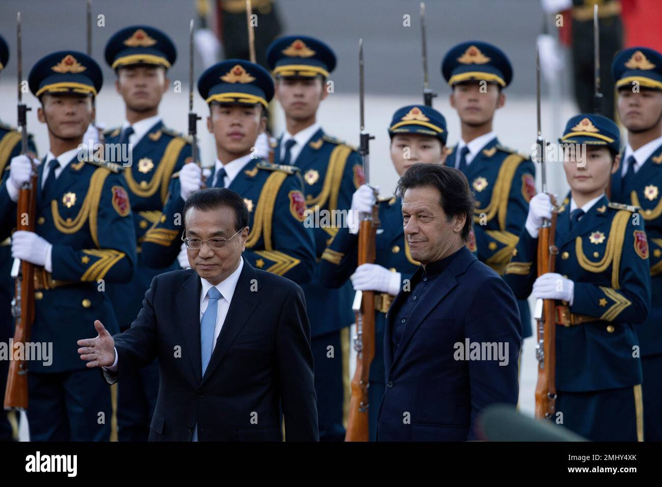 Pakistan's Prime Minister Imran Khan, right front, is shown the way by China's Premier Li Keqiang during a welcome ceremony outside the Great Hall of the People in Beijing on Tuesday, Oct. 8, 2019. (AP Photo/Ng Han Guan) Banque D'Images