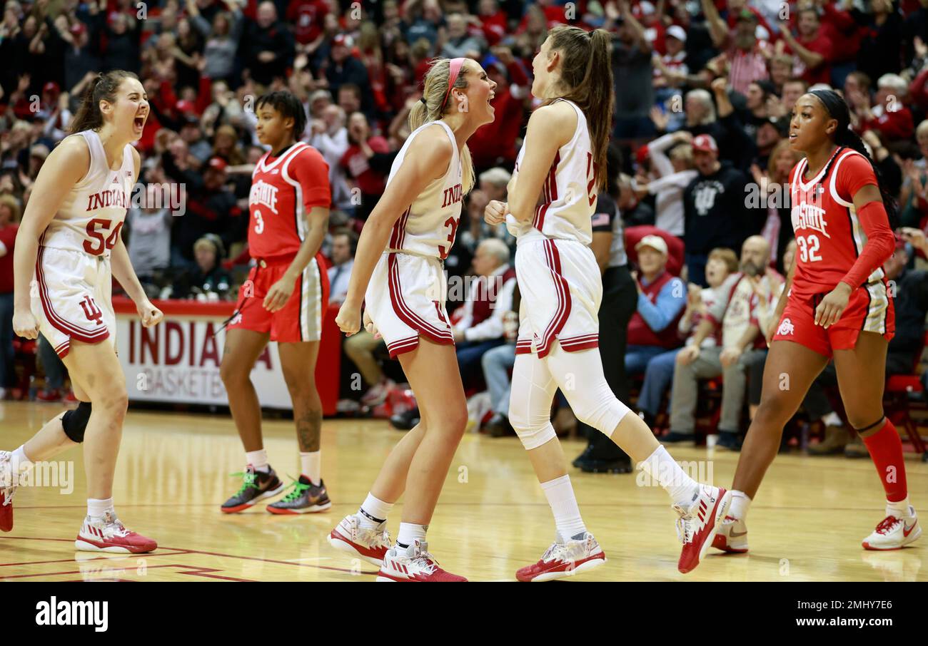 Bloomington, États-Unis. 26th janvier 2023. L'avant de l'Indiana Hoosiers Mackenzie Holmes (54), l'avant de l'Indiana Hoosiers Sydney Parrish (33) et l'avant de l'Indiana Hoosiers Mackenzie Holmes (54) réagissent en jouant contre l'État de l'Ohio lors d'un match de basket-ball féminin de la NCAA au Simon Skjodt Assembly Hall. L'Indiana a battu l'État de l'Ohio de 78 à 65. (Photo de Jeremy Hogan/SOPA Images/Sipa USA) crédit: SIPA USA/Alay Live News Banque D'Images