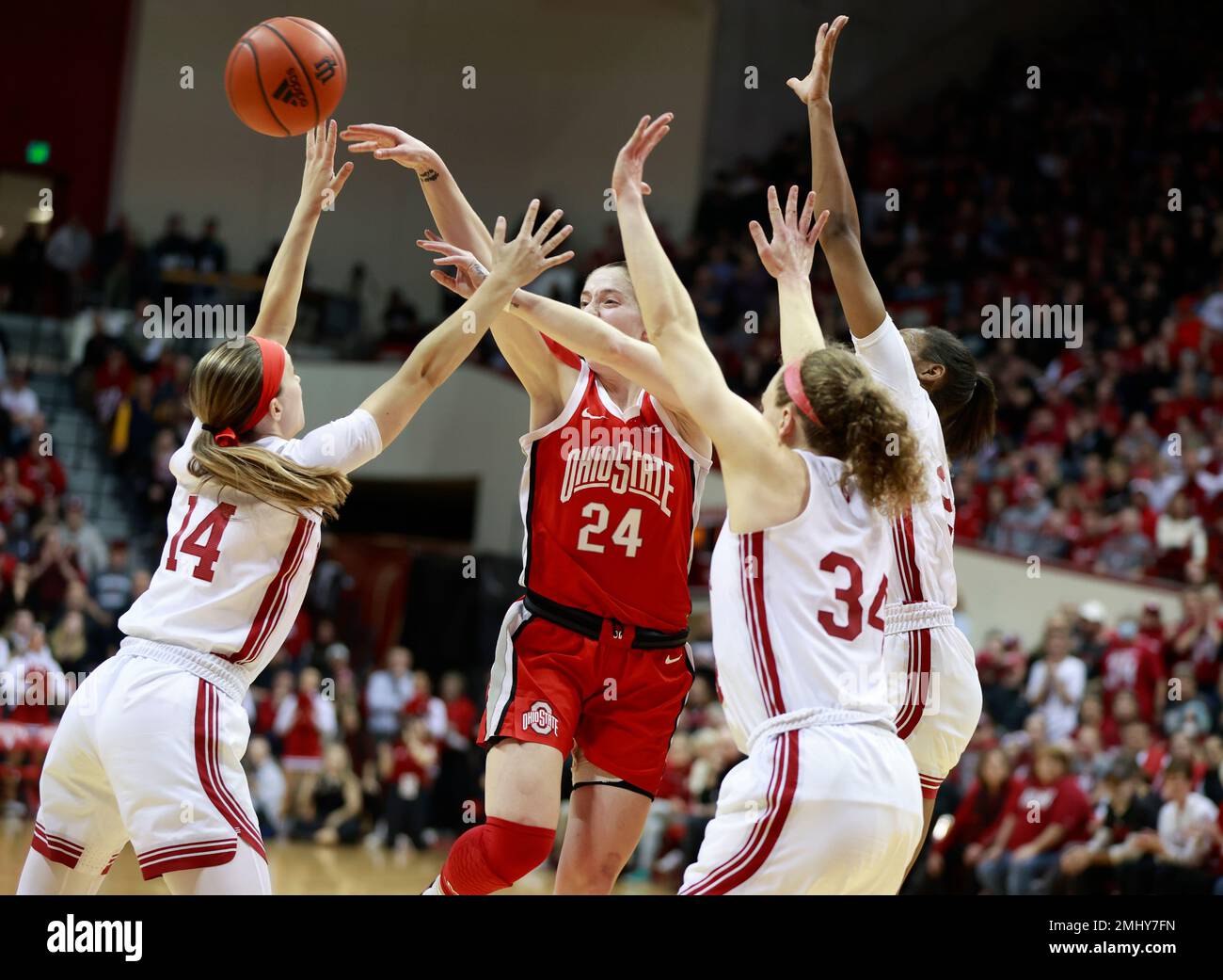 Bloomington, États-Unis. 26th janvier 2023. Le garde Taylor Mikesell (24) joue contre les défenseurs de l'Université de l'Indiana lors d'un match de basket-ball féminin de la NCAA au Simon Skjodt Assembly Hall l'Indiana bat l'État de l'Ohio 78-65. (Photo de Jeremy Hogan/SOPA Images/Sipa USA) crédit: SIPA USA/Alay Live News Banque D'Images