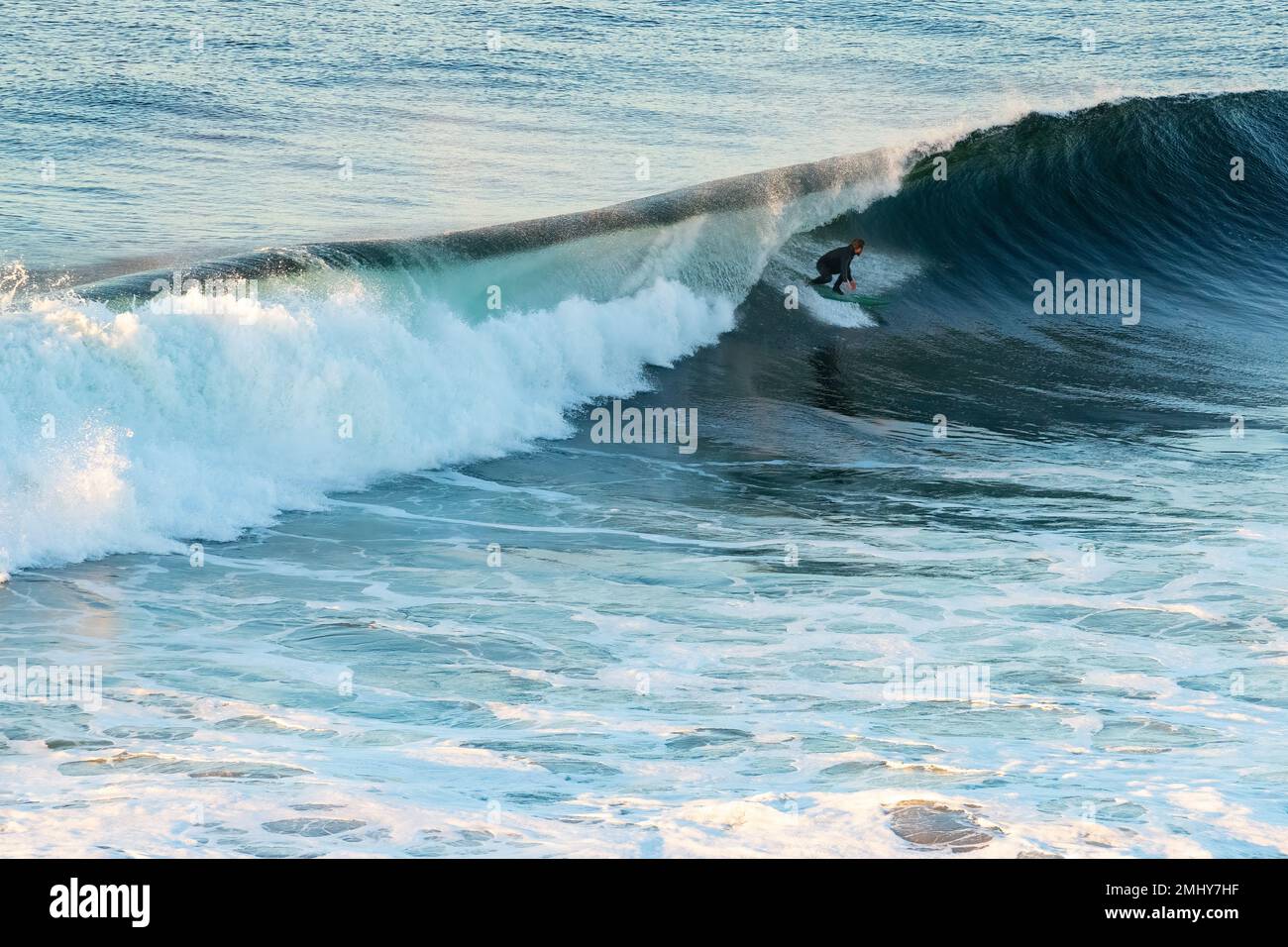 Pichilemu, région d'O'Higgins, Chili - Surfer à Punta de Lobos une plage de surf au sud de Pichilemu. Banque D'Images