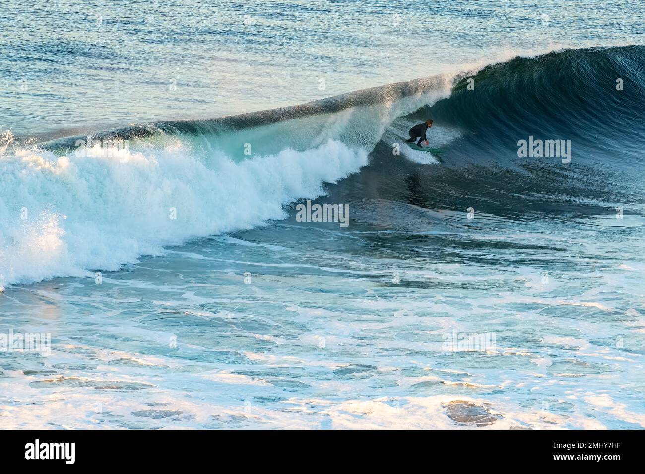 Pichilemu, région d'O'Higgins, Chili - Surfer à Punta de Lobos une plage de surf au sud de Pichilemu. Banque D'Images Pichilemu, région d'O'Higgins, Chili - Surfer à Punta de Lobos une plage de surf au sud de Pichilemu. Banque D'Images