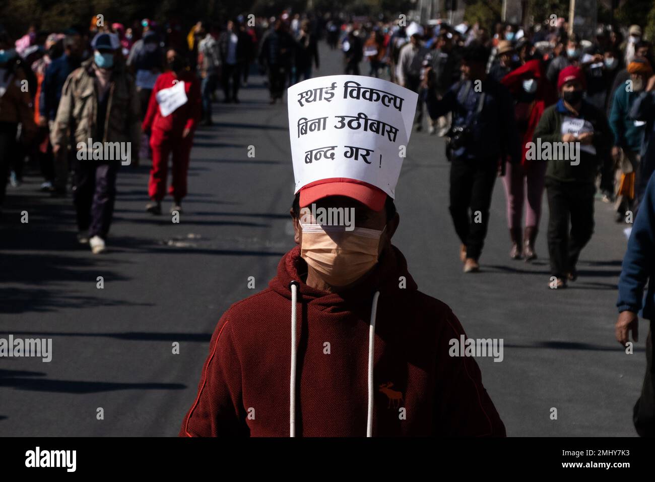 Katmandou, Népal. 27th janvier 2023. Le 27 janvier 2023 à Katmandou, au Népal. Un homme de la communauté de squatters de taudis participe à des manifestations de masse exigeant la bonne gestion de la communauté de taudis. (Photo de Abhishek Maharajan/Sipa USA) crédit: SIPA USA/Alay Live News Banque D'Images