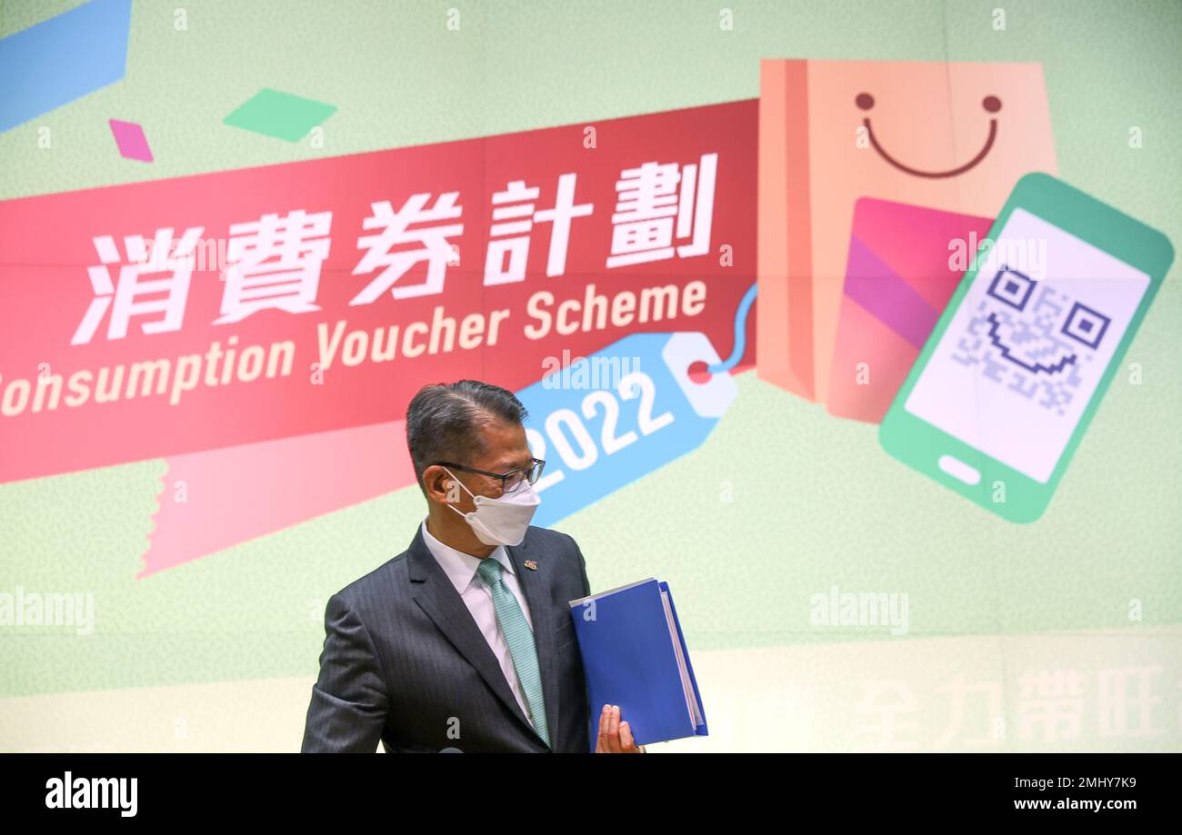 Le secrétaire financier, Paul Chan Mo-po, assiste à une conférence de presse sur l'annonce des détails du programme de bons de consommation 2022 (phase II) dans les bureaux du gouvernement central à Tamar.13JUN22 SCMP/ Edmond SO Banque D'Images