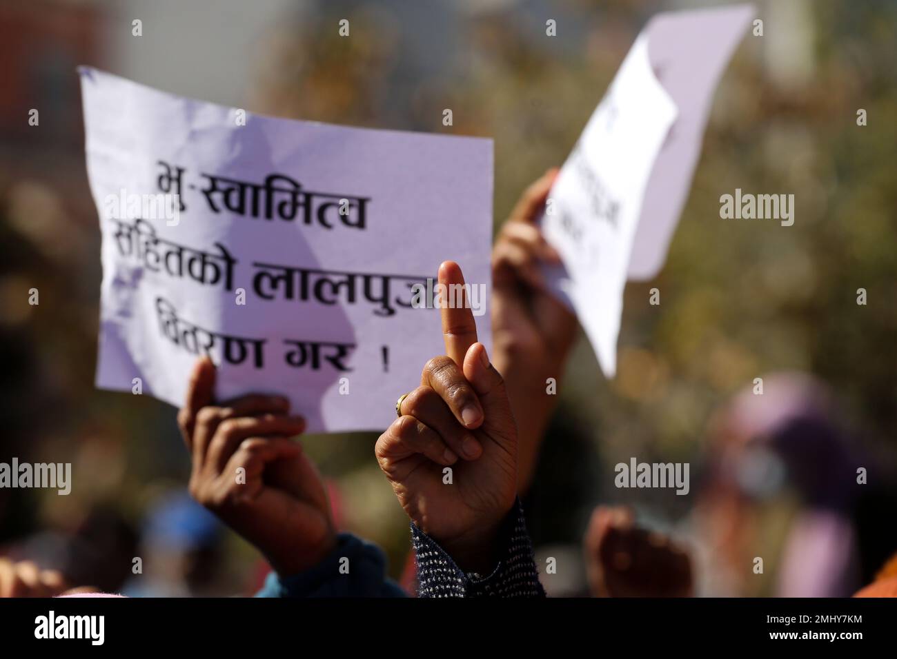 Katmandou, Népal. 27th janvier 2023. Le 27 janvier 2023 à Katmandou, au Népal. Des femmes de la communauté de squatters de taudis participent à des manifestations de masse exigeant la bonne gestion de la communauté de taudis. (Photo de Abhishek Maharajan/Sipa USA) crédit: SIPA USA/Alay Live News Banque D'Images