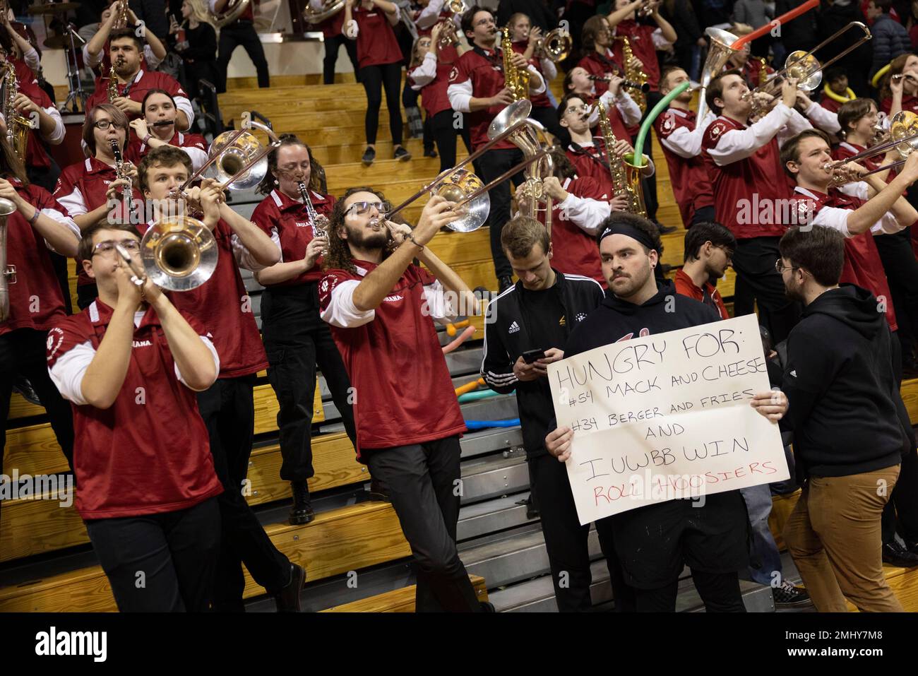Bloomington, États-Unis. 26th janvier 2023. Un fan tient un panneau après que l'Université de l'Indiana joue contre l'État de l'Ohio lors d'un match de basket-ball féminin NCAA au Simon Skjodt Assembly Hall. L'Indiana a battu l'État de l'Ohio de 78 à 65. (Photo de Jeremy Hogan/SOPA Images/Sipa USA) crédit: SIPA USA/Alay Live News Banque D'Images
