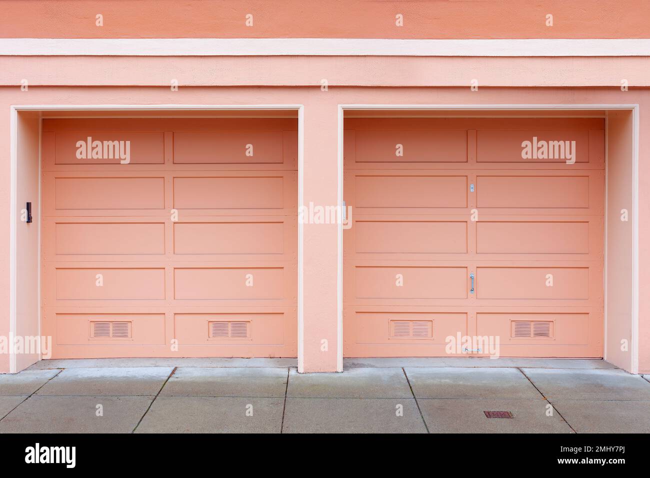 Deux portes de garage pour une voiture peintes dans des tons pastel. Banque D'Images