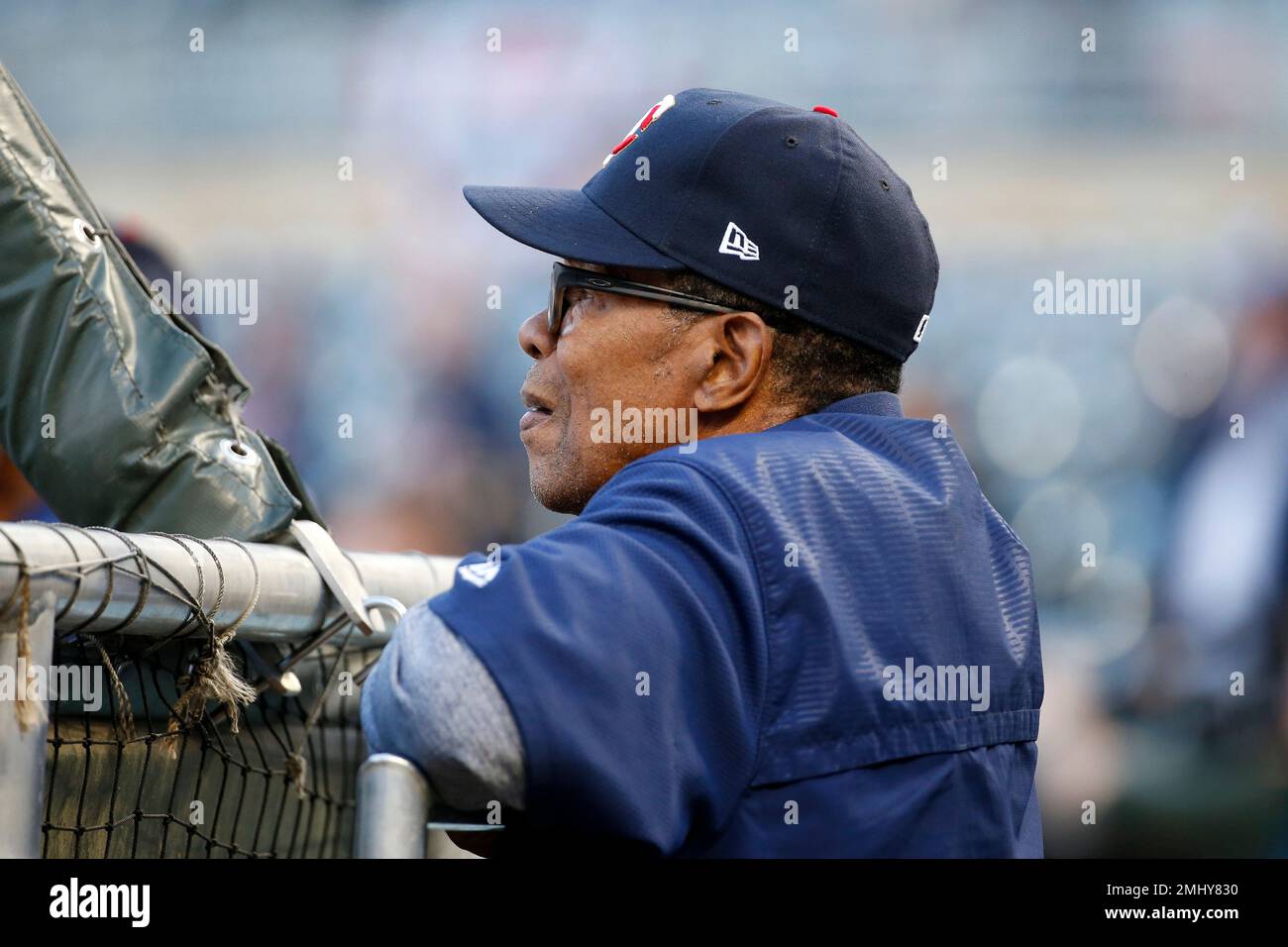 Former Minnesota Twins player Rod Carew watches batting practice before Game 3 of an American League Division Series baseball game between the Twins and the New York Yankees, Monday, Oct. 7, 2019, in Minneapolis. (AP Photo/Bruce Kluckhohn) Banque D'Images