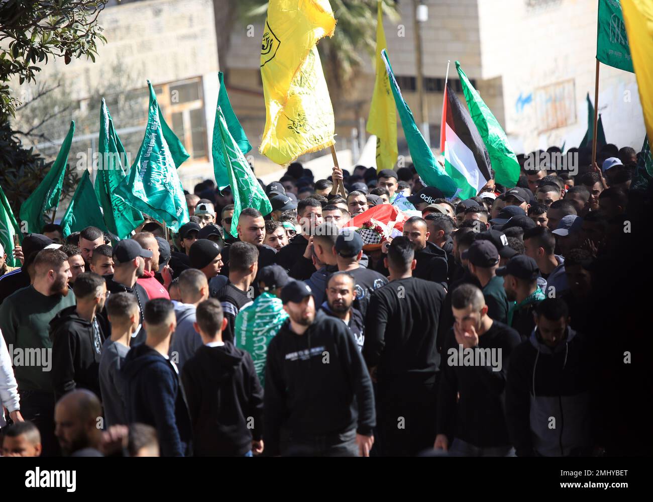 Al RAM, Palestine. 27th janvier 2023. (NOTE DE LA RÉDACTION: L'image dépeint la mort)les boureurs portent le corps du palestinien Youssef Yahya Abdel Karim Mohsen (22 ans), qui a été gravement blessé par des coups de feu israéliens et a perdu la vie à l'hôpital dans la ville d'Al-RAM à Jérusalem-est. Le palestinien Youssef Yahya Abdel Karim Mohsen (22 ans) a été gravement blessé par des tirs israéliens et a perdu la vie à l'hôpital de la ville d'Al-RAM à Jérusalem-est. Crédit : SOPA Images Limited/Alamy Live News Banque D'Images