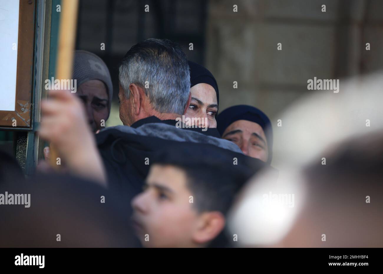 Al RAM, Palestine. 27th janvier 2023. Des parents pleurent lors de la cérémonie funéraire du palestinien Yusuf Yahya Abdulkerim Muhsin (22), qui a été lourdement blessé par des coups de feu israéliens et a perdu la vie à l'hôpital, dans la ville d'Al-RAM à Jérusalem-est. Le palestinien Youssef Yahya Abdel Karim Mohsen (22 ans) a été gravement blessé par des tirs israéliens et a perdu la vie à l'hôpital de la ville d'Al-RAM à Jérusalem-est. Crédit : SOPA Images Limited/Alamy Live News Banque D'Images