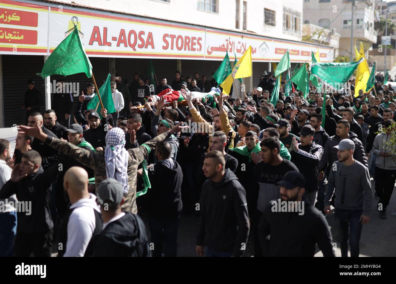 Al RAM, Palestine. 27th janvier 2023. (NOTE DE LA RÉDACTION: L'image dépeint la mort)les boureurs portent le corps du palestinien Youssef Yahya Abdel Karim Mohsen (22 ans), qui a été gravement blessé par des coups de feu israéliens et a perdu la vie à l'hôpital dans la ville d'Al-RAM à Jérusalem-est. Le palestinien Youssef Yahya Abdel Karim Mohsen (22 ans) a été gravement blessé par des tirs israéliens et a perdu la vie à l'hôpital de la ville d'Al-RAM à Jérusalem-est. Crédit : SOPA Images Limited/Alamy Live News Banque D'Images