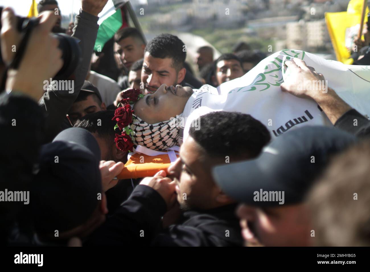 Al RAM, Palestine. 27th janvier 2023. (NOTE DE LA RÉDACTION: L'image dépeint la mort)les boureurs portent le corps du palestinien Youssef Yahya Abdel Karim Mohsen (22 ans), qui a été gravement blessé par des coups de feu israéliens et a perdu la vie à l'hôpital dans la ville d'Al-RAM à Jérusalem-est. Le palestinien Youssef Yahya Abdel Karim Mohsen (22 ans) a été gravement blessé par des tirs israéliens et a perdu la vie à l'hôpital de la ville d'Al-RAM à Jérusalem-est. Crédit : SOPA Images Limited/Alamy Live News Banque D'Images