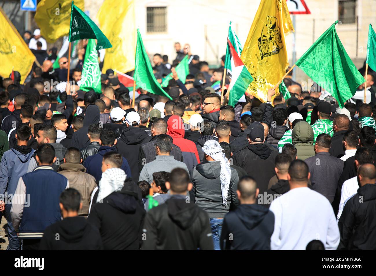 Al RAM, Palestine. 27th janvier 2023. (NOTE DE LA RÉDACTION: L'image dépeint la mort)les boureurs portent le corps du palestinien Youssef Yahya Abdel Karim Mohsen (22 ans), qui a été gravement blessé par des coups de feu israéliens et a perdu la vie à l'hôpital dans la ville d'Al-RAM à Jérusalem-est. Le palestinien Youssef Yahya Abdel Karim Mohsen (22 ans) a été gravement blessé par des tirs israéliens et a perdu la vie à l'hôpital de la ville d'Al-RAM à Jérusalem-est. Crédit : SOPA Images Limited/Alamy Live News Banque D'Images