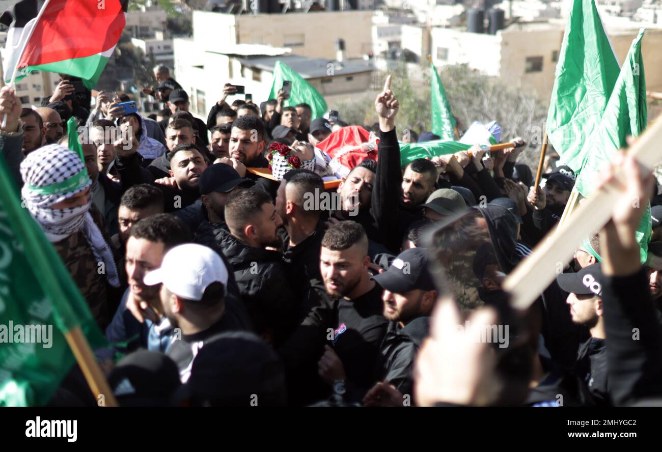 Al RAM, Palestine. 27th janvier 2023. (NOTE DE LA RÉDACTION: L'image dépeint la mort)les boureurs portent le corps du palestinien Youssef Yahya Abdel Karim Mohsen (22 ans), qui a été gravement blessé par des coups de feu israéliens et a perdu la vie à l'hôpital dans la ville d'Al-RAM à Jérusalem-est. Le palestinien Youssef Yahya Abdel Karim Mohsen (22 ans) a été gravement blessé par des tirs israéliens et a perdu la vie à l'hôpital de la ville d'Al-RAM à Jérusalem-est. (Photo de Saeed QAQ/SOPA Images/Sipa USA) Credit: SIPA USA/Alay Live News Banque D'Images